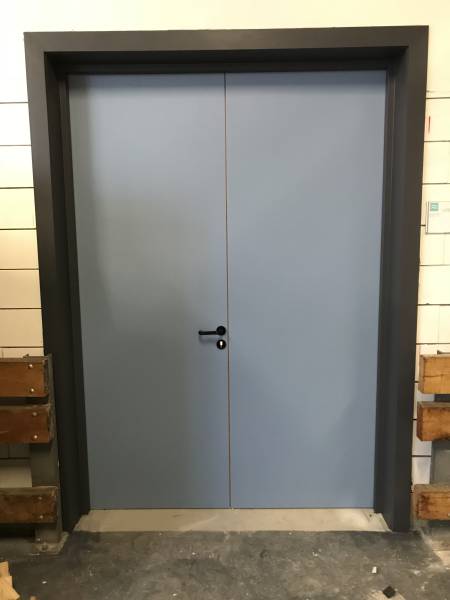 Remplacement d'une double porte dans une industrie à Hambach près de Sarreguemines