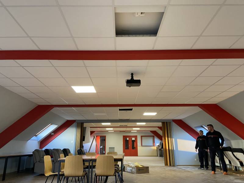Instalation d'un faux-plafond à la caserne des pompiers de Sarre-Union dans le Bas-Rhin